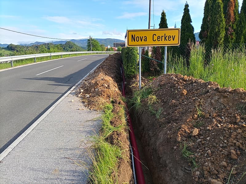 Izkop jarka ob glavni cesti s položeno zaščitno cevjo