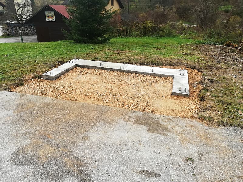 Dokončan betonski temelj z vgrajenimi sidrnimi vijaki