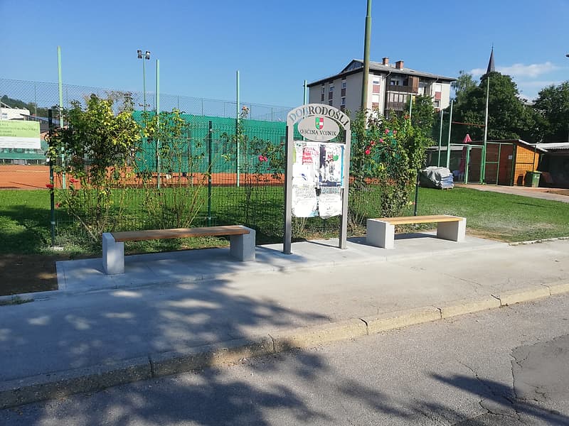 Nove klopi na betonskih podestih ob urejeni zelenici
