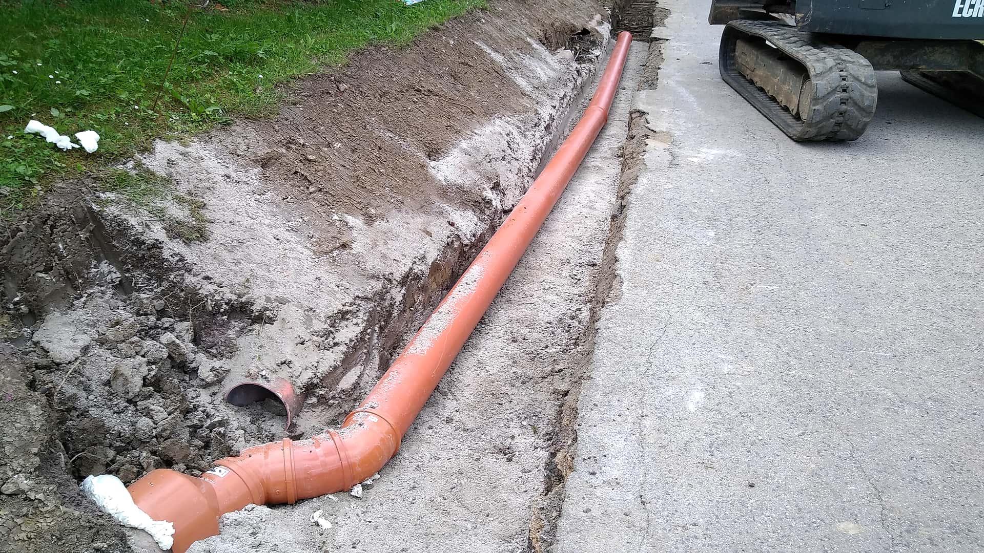 Izkop jarka in polaganje kanalizacijske cevi ob dovozni poti