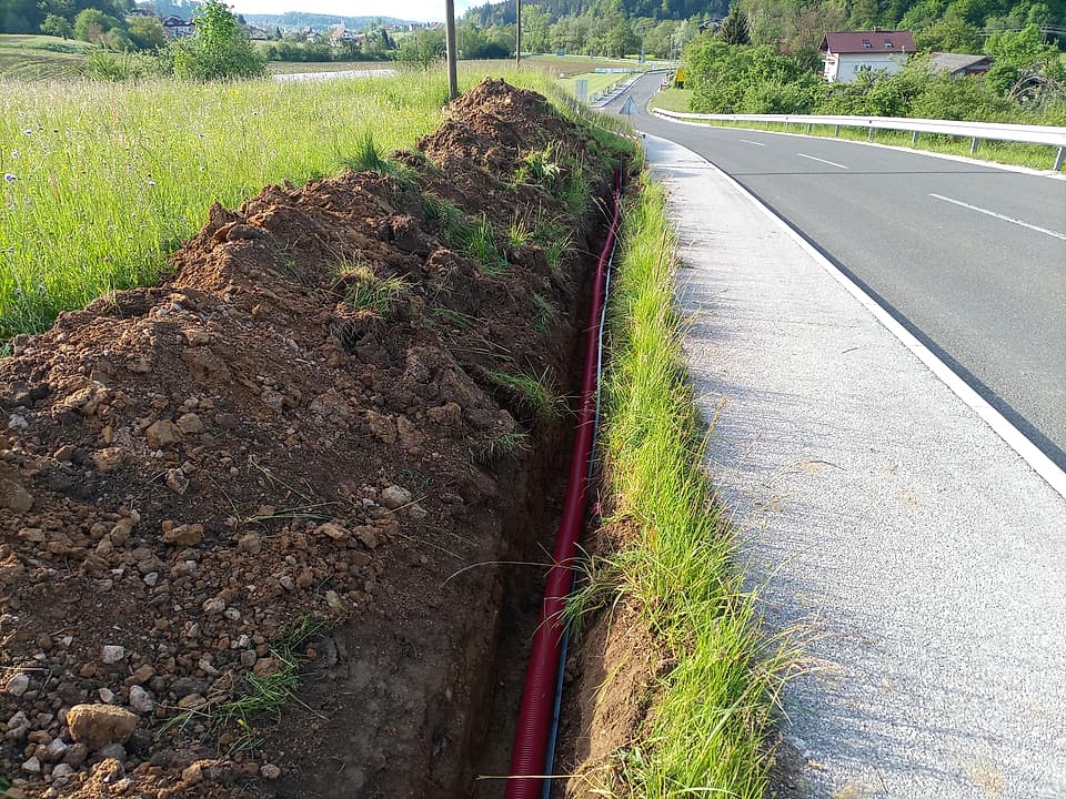Lokalna cesta in okoliška pokrajina, kjer izvajamo dela