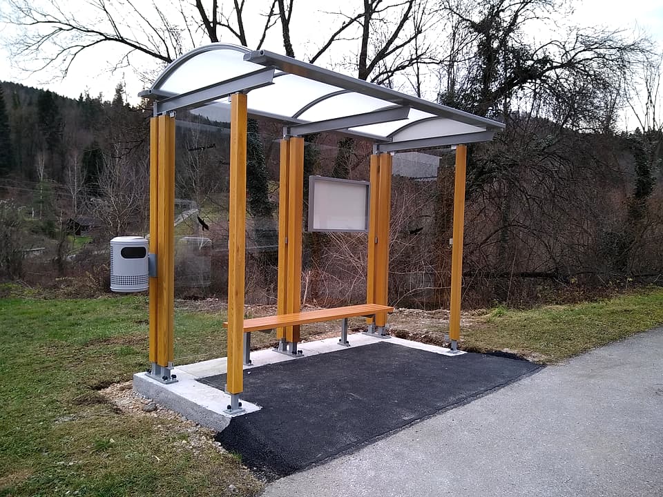 Dokončano avtobusno postajališče z asfaltirano ploščadjo