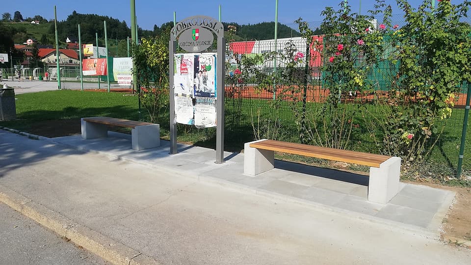 Urejena javna površina z novimi klopmi in zelenico